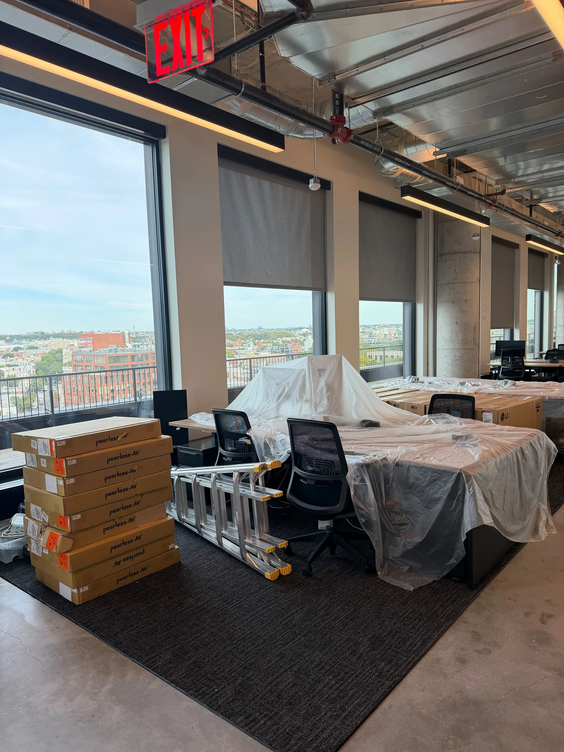 Nine LG panels ready for a 3×3 office Video Wall