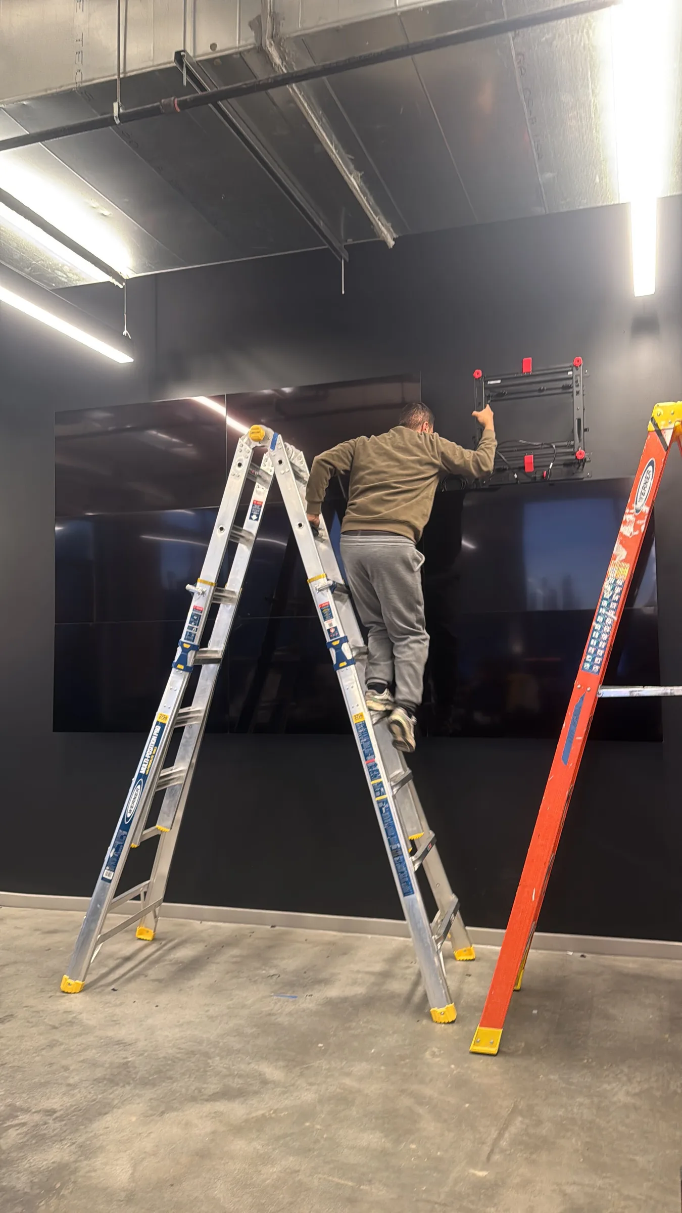 LG panels being placed on an aligned 3×3 mount frame